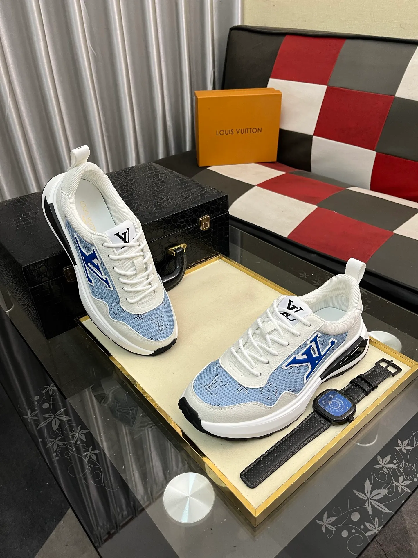 Men's shoes 💰458⌚️⌚️【LOUlS VUlTTON】Louis Vuitton ~ unique and casual style. LV counter purchasing 🏃casual shoes😍😍 Men's 2022 counters are on sale simultaneously, Italian imported brands select first-layer Italian cowhide. 🐑Sheepskin lining (refuses to discolor and rub feet) Sole: Original sole specially provided by the original factory 🎬Better in kind Size number: 38-443️⃣Colors available